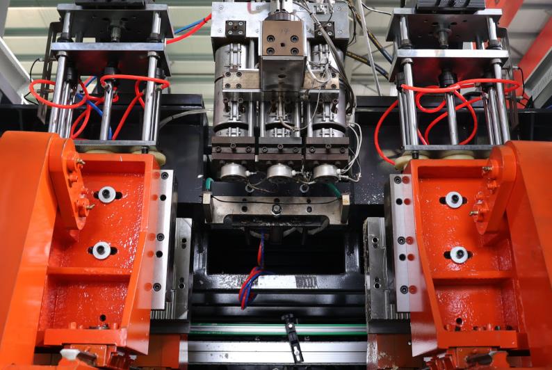 Working principle of extrusion blow molding machine