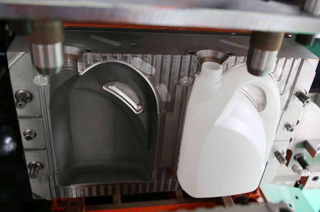 Mold replacement steps for extrusion blow molding machine